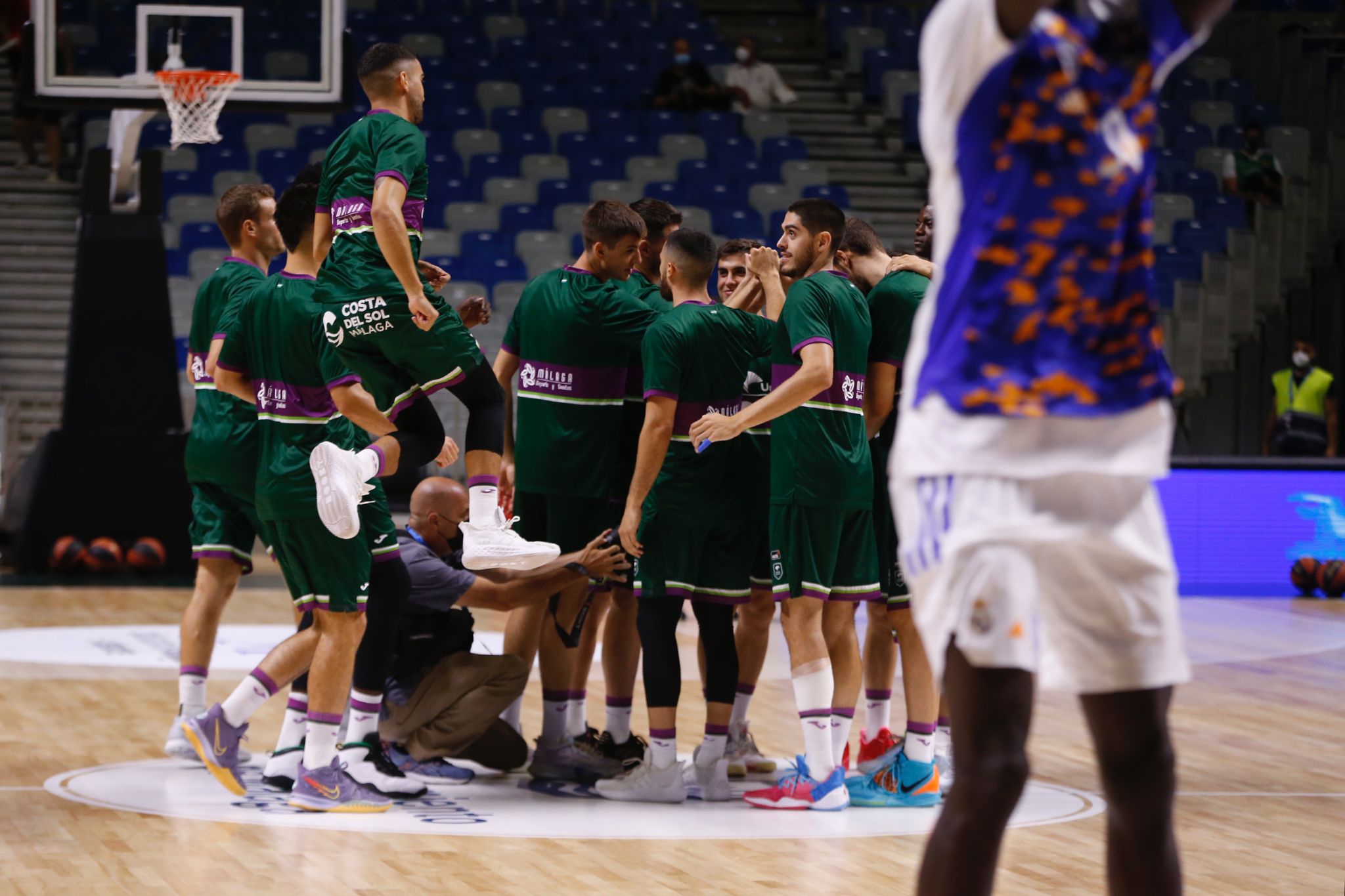 La retirada de Cabezas, vestido de verde, y el regreso de público al pabellón le dieron vida al Torneo Costa del Sol