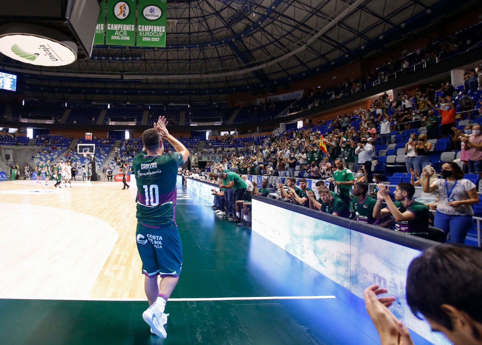 La retirada de Cabezas, vestido de verde, y el regreso de público al pabellón le dieron vida al Torneo Costa del Sol