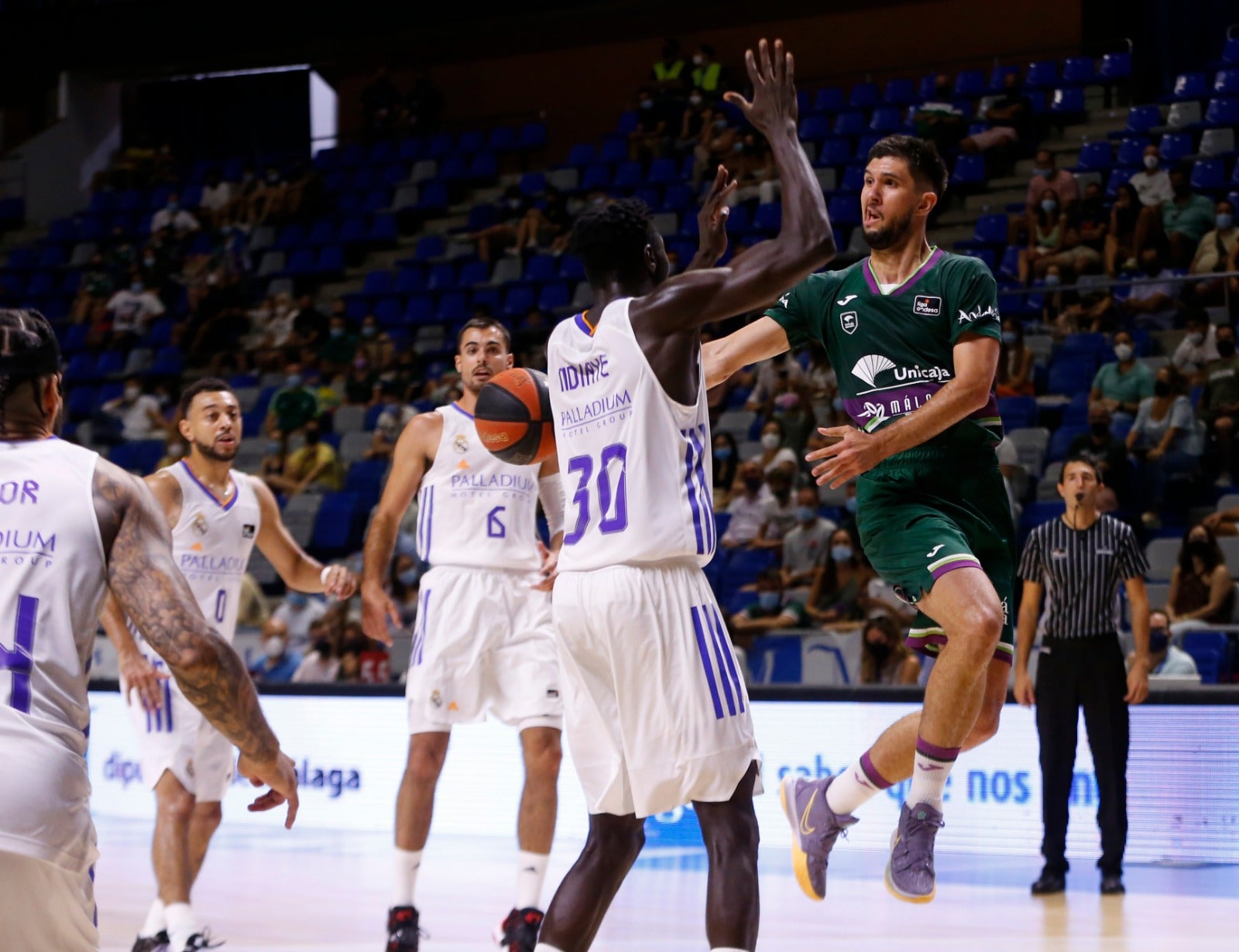 La retirada de Cabezas, vestido de verde, y el regreso de público al pabellón le dieron vida al Torneo Costa del Sol