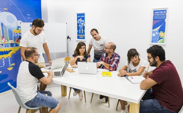 Reunión de trabajo de algunos trabajadores de Freepik antes de la pandemia.