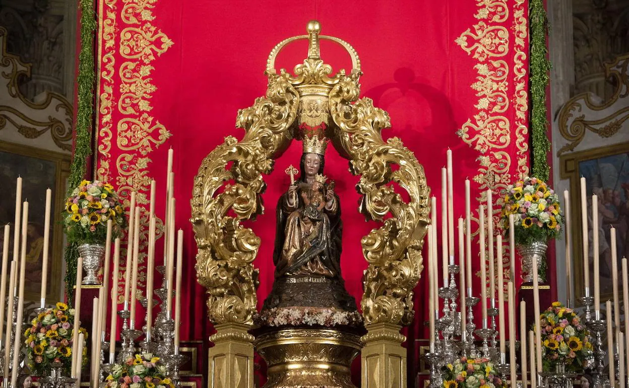 La Virgen de la Victoria, en el altar de la novena en la Catedral. 