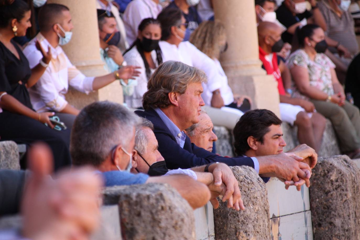 Ronda ha recuperado parte de su ambiente con la Corrida Goyesca de 'no feria' que tiene lugar este sábado y que ha atraído a decenas de personas en el entorno de la plaza de toros