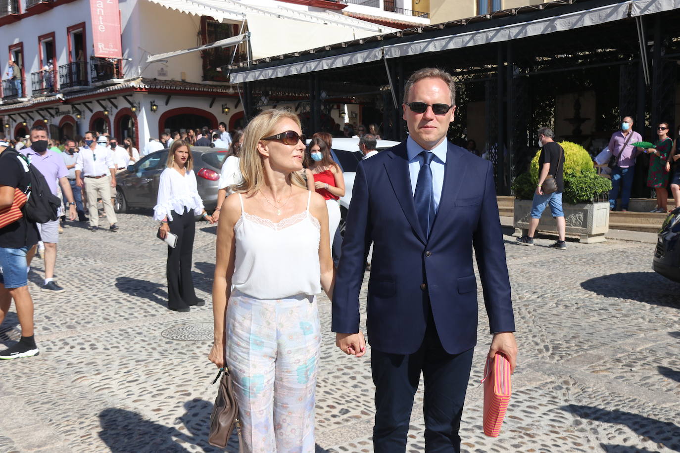 Ronda ha recuperado parte de su ambiente con la Corrida Goyesca de 'no feria' que tiene lugar este sábado y que ha atraído a decenas de personas en el entorno de la plaza de toros