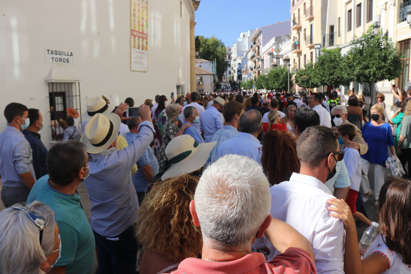 Ronda ha recuperado parte de su ambiente con la Corrida Goyesca de 'no feria' que tiene lugar este sábado y que ha atraído a decenas de personas en el entorno de la plaza de toros