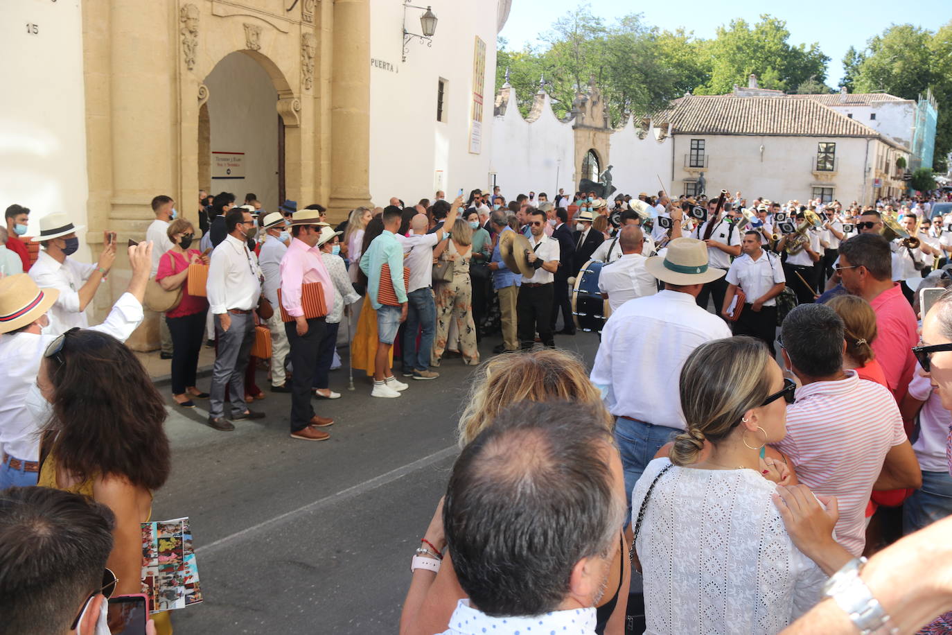 Ronda ha recuperado parte de su ambiente con la Corrida Goyesca de 'no feria' que tiene lugar este sábado y que ha atraído a decenas de personas en el entorno de la plaza de toros