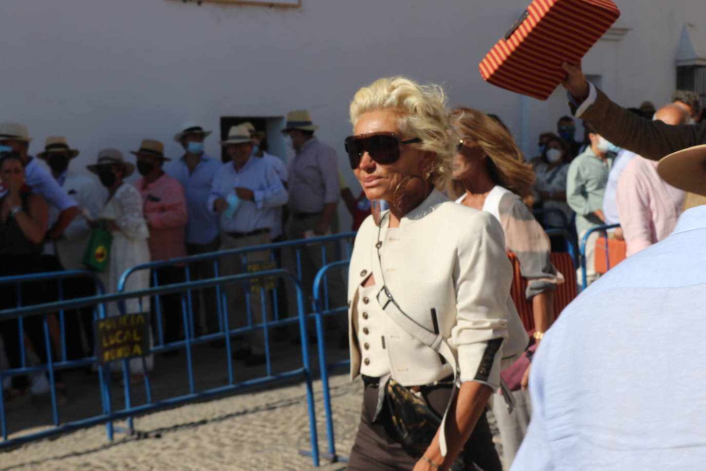 Ronda ha recuperado parte de su ambiente con la Corrida Goyesca de 'no feria' que tiene lugar este sábado y que ha atraído a decenas de personas en el entorno de la plaza de toros