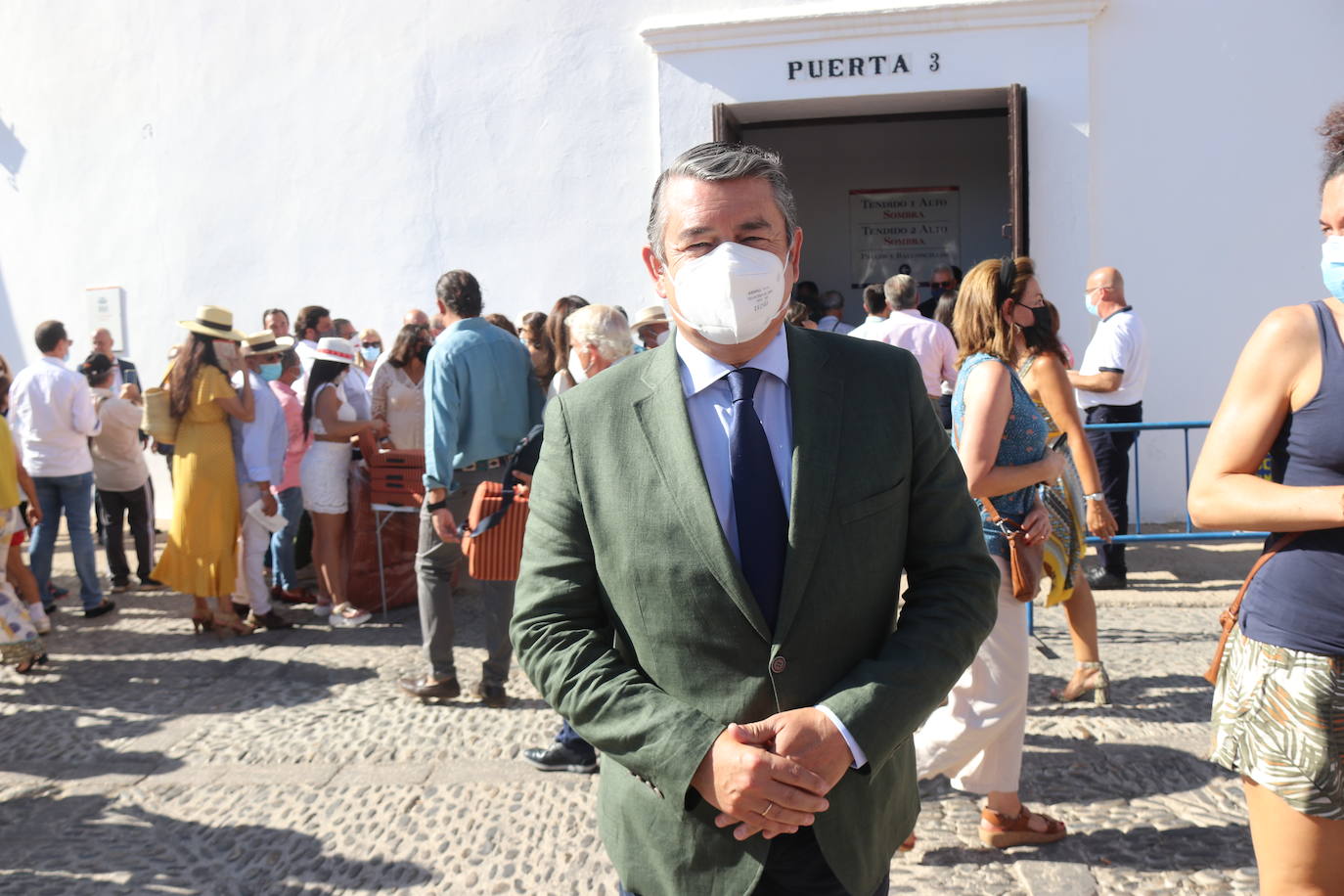 Ronda ha recuperado parte de su ambiente con la Corrida Goyesca de 'no feria' que tiene lugar este sábado y que ha atraído a decenas de personas en el entorno de la plaza de toros