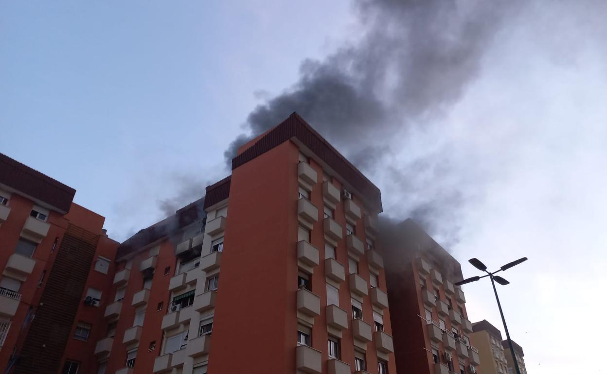 Imágenes de la humareda en el bloque de edificios