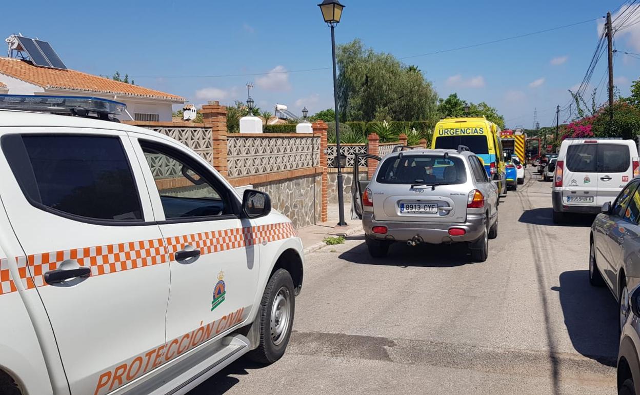 Efectivos de emergencias trabajan en el lugar del incendio.