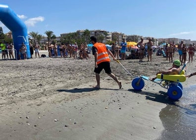 Imagen secundaria 1 - Tres imágenes de la prueba disputada este domingo en la playa torroxeña de Ferrara. 