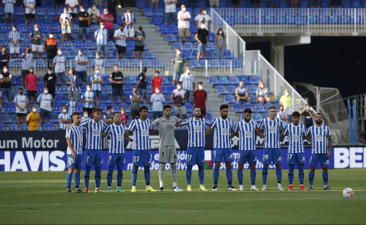 Jugadores del Málaga en La Rosaleda durante el minuto de silencio que se guardó en el partido frente al Mirandés.