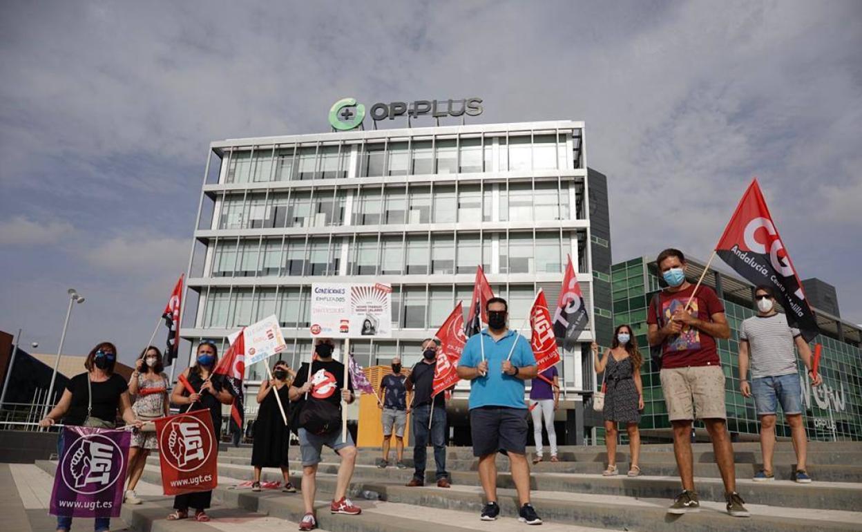 Concentración hoy a las puertas de la empresa, en el PTA.