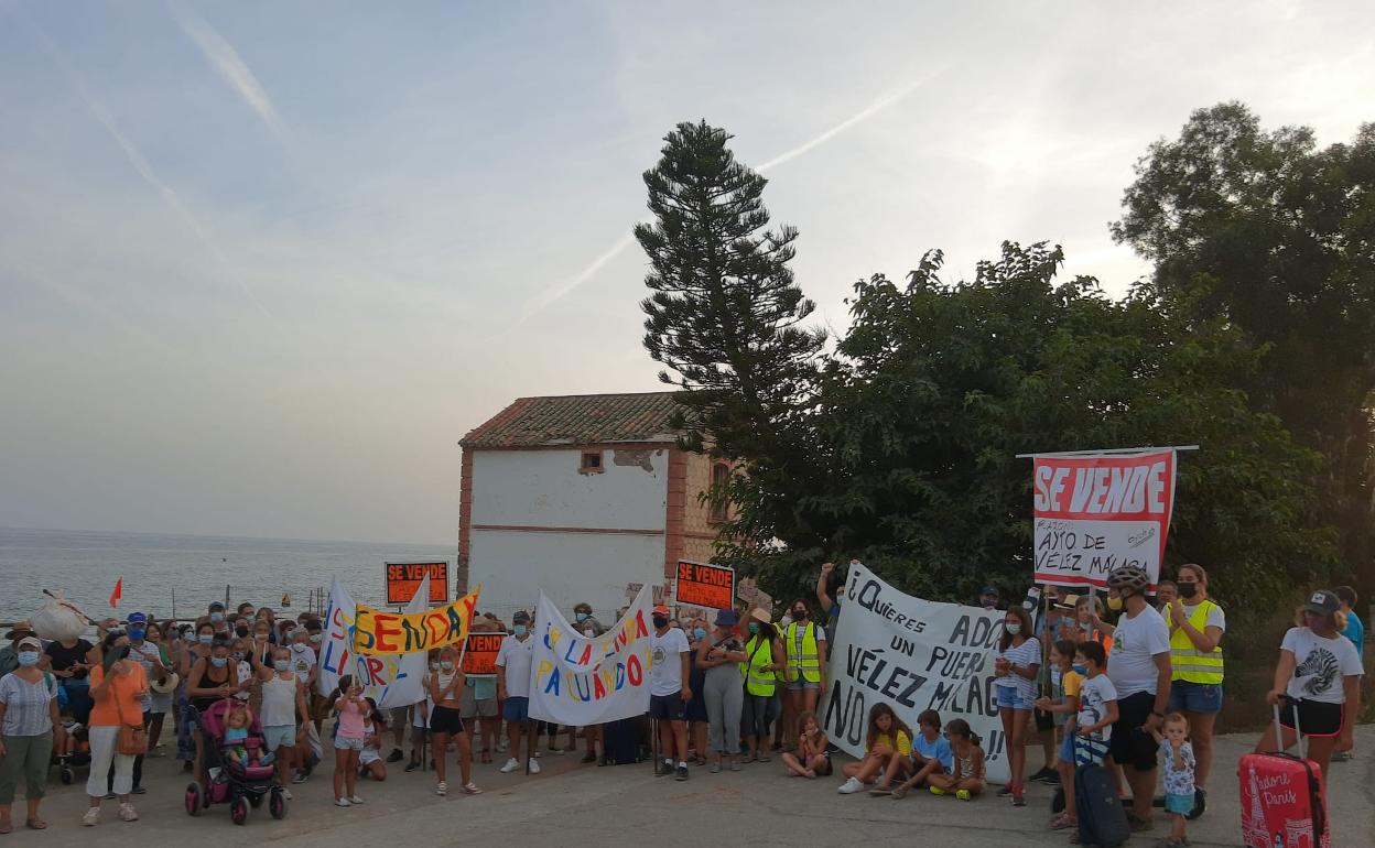 Los vecinos participantes en la manifestación celebrada en la tarde noche de este lunes entre Chilches y Benajarafe. 