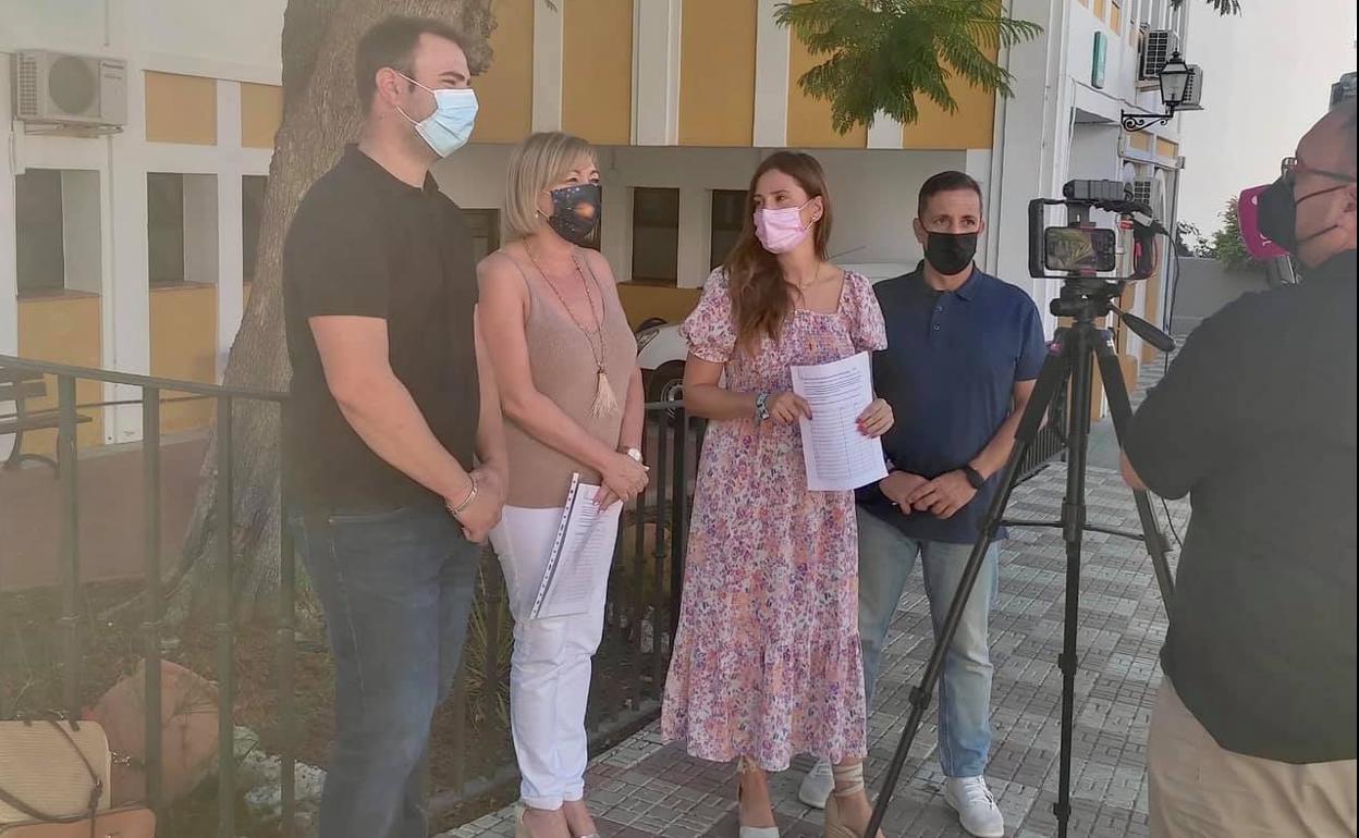Los cuatro ediles del PSOE, en la presentación de la recogida de firmas junto al centro de salud torroxeño. 