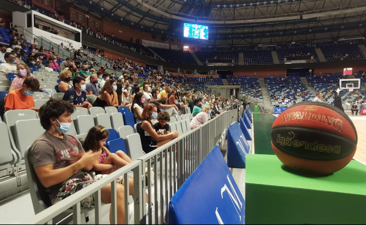 Aficionados en el Palacio de los deportes durante el Torneo Costa del Sol. 