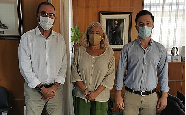 El delegado de Salud, Carlos Bautista, con los ediles Ana Pérez y José Manuel Fernández. 