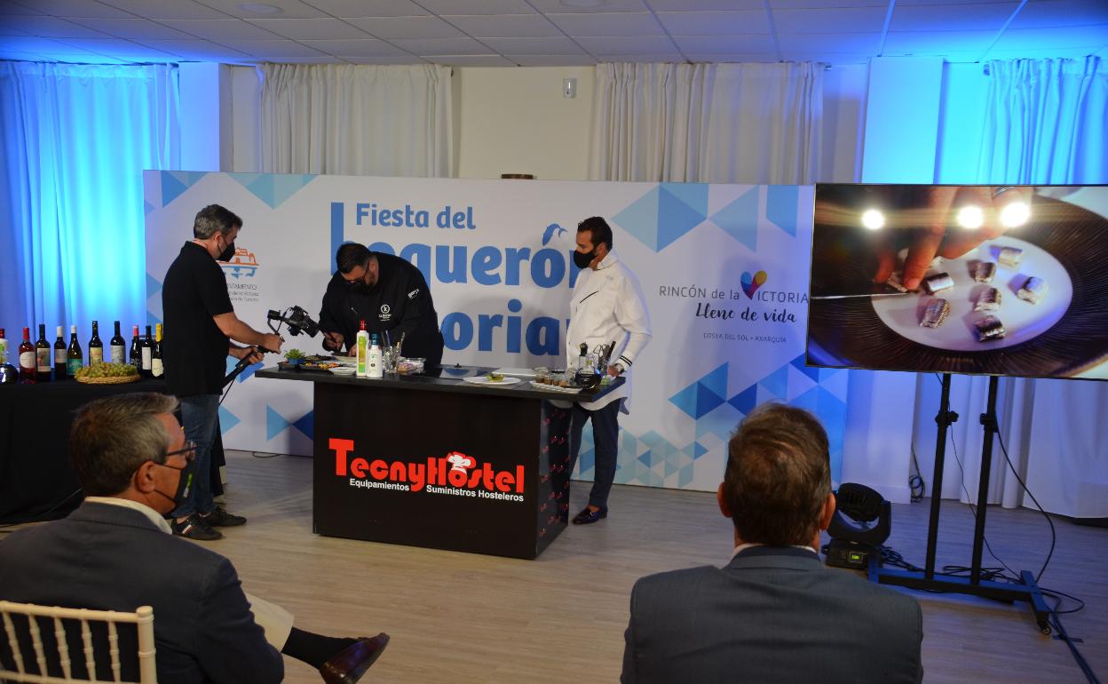 Los chefs Richard Alcayde y Carlos Caballero, ayer en el club Añoreta Golf. 