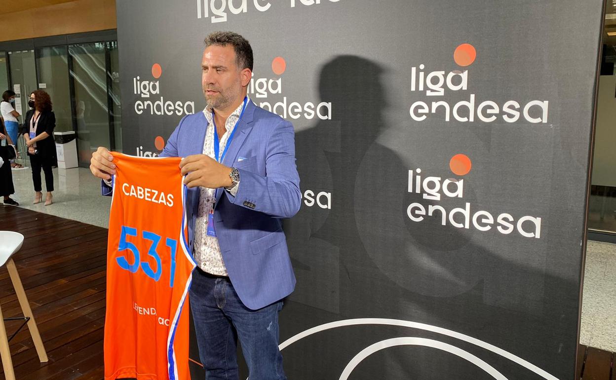 Carlos Cabezas, posa con una camiseta con el número de partidos que ha jugado en la Liga Endesa. 