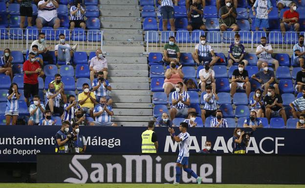 Kevin aplaude a la grada en forma de agradecimiento durante su sutitución frente al Alcorcón.