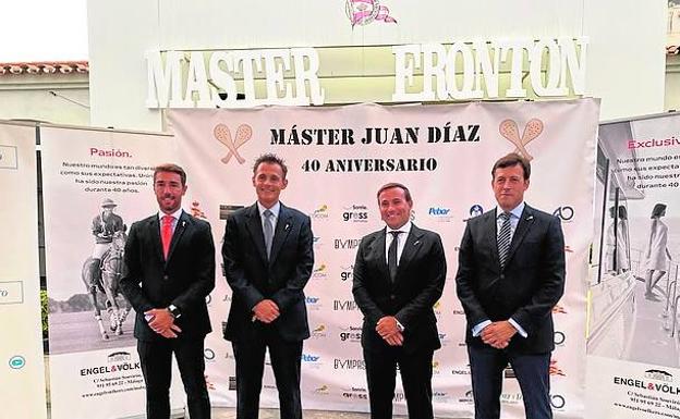 Imagen principal - Los finalistas Santiago Souvirón, Carlos Ruiz del Portal, Álvaro Abad y Félix Ruiz del Portal. En las fotos de abajo, durante el partido matutino junto a Teresa Díaz, la madrina, en la última foto en solitario 
