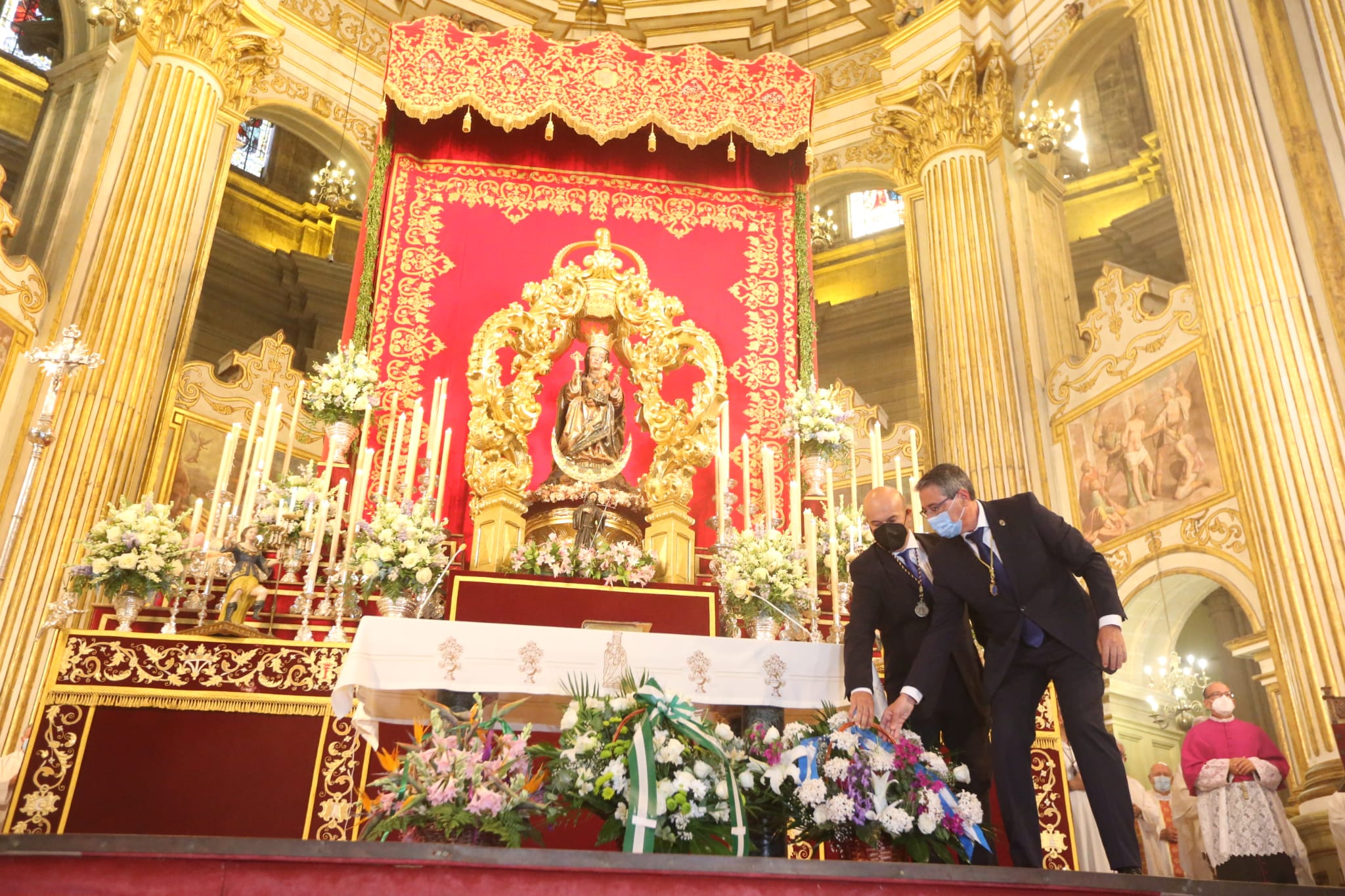 Ofrenda floral a la Virgen de la Victoria