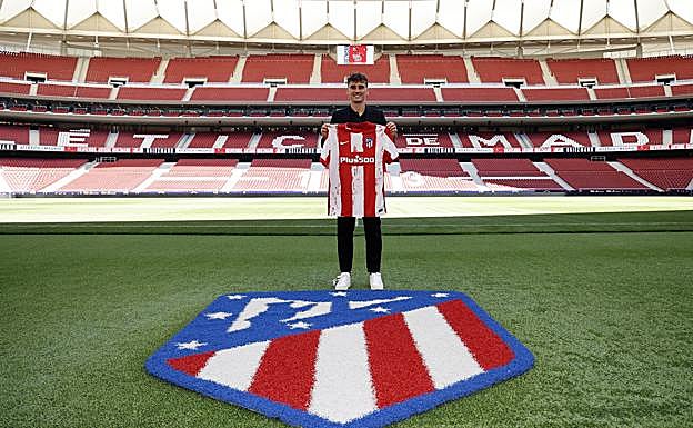 Antoine Griezmann posa con la camiseta del Atlético en el Metropolitano.