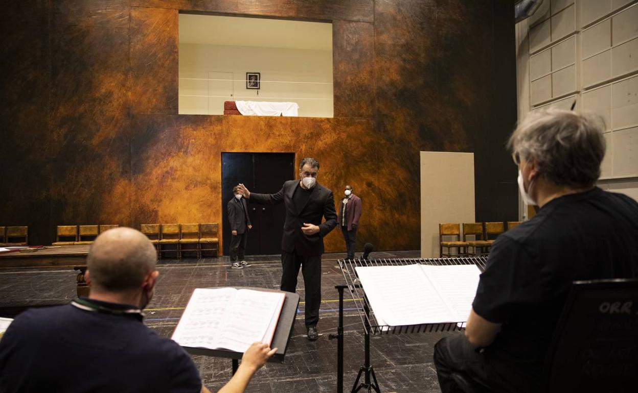 Carlos Álvarez, en una sesión de ensayo de 'Rigoletto' frente a los directores Antonio Pappano y Oliver Mears.