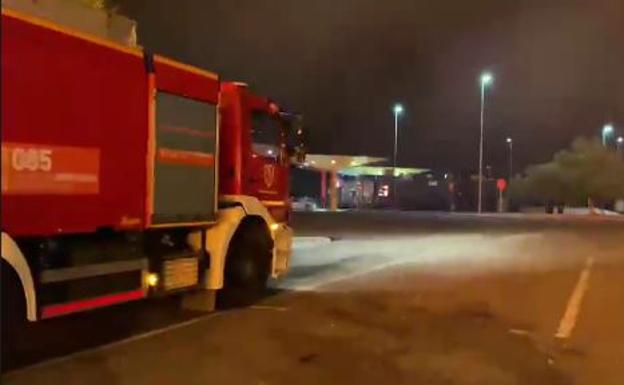 Bomberos logran contener el incendio a menos de 50 metros de una gasolinera de la autopista