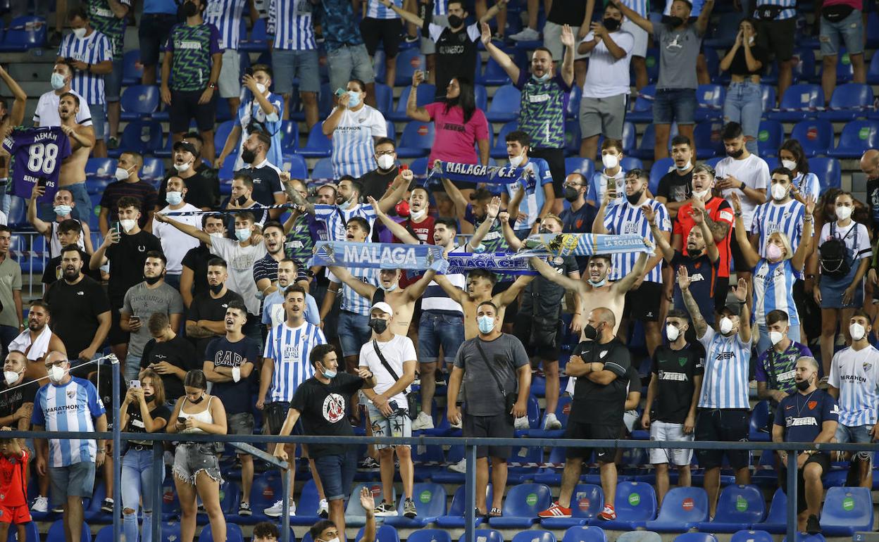 Aficionados malaguistas apoyan al Málaga durante el último encuentro en La Rosaleda, ante el Alcorcón. 