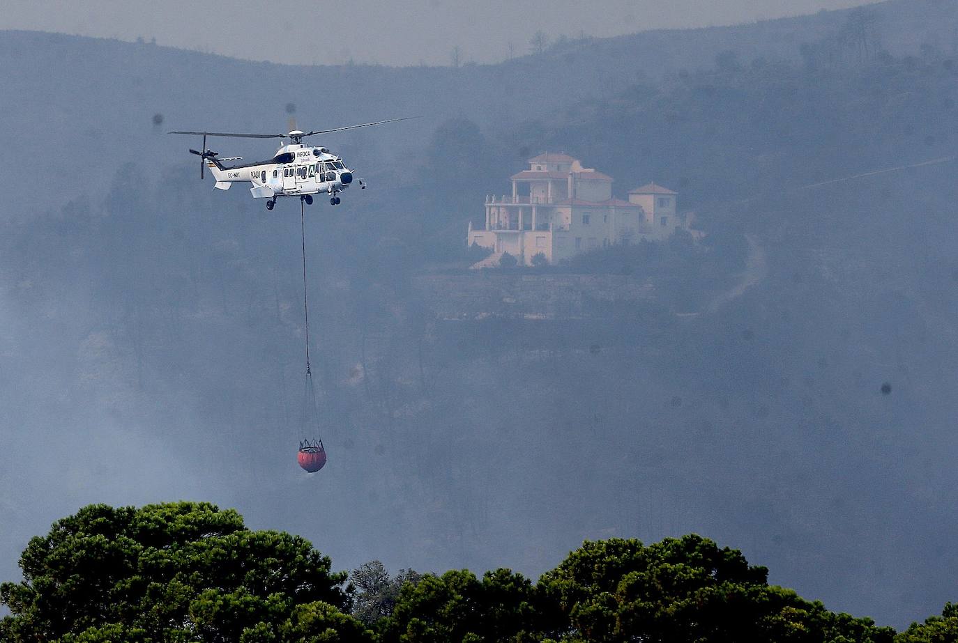 Más de 250 profesionales de Málaga, Granada, Cádiz, Córdoba, Jaén y Sevilla trabajan desde anoche en la zona de Sierra Bermeja donde se ha tenido que cortar al tráfico un tramo de la AP-7 y otras dos carreteras ante el avance de las llamas