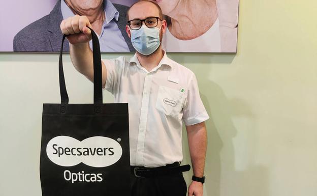 David Bradshaw, de Specsavers Ópticas Fuengirola, muestra la bolsa de tela reutilizable que entregarán este mes en la óptica a cambio de cinco bolsas de plástico. 
