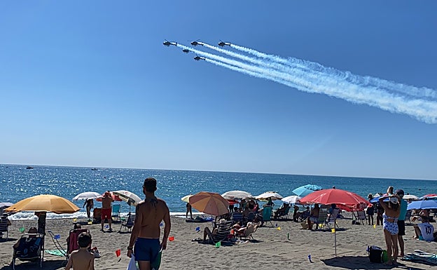 La patrulla Aspa del Ejército del Aire español, este viernes durante sus entrenamientos en Torre del Mar. 