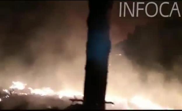 El gran incendio sigue sin control tras una noche muy complicada centrado en contener las llamas en la carretera que sube de Estepona a Peñas Blancas.