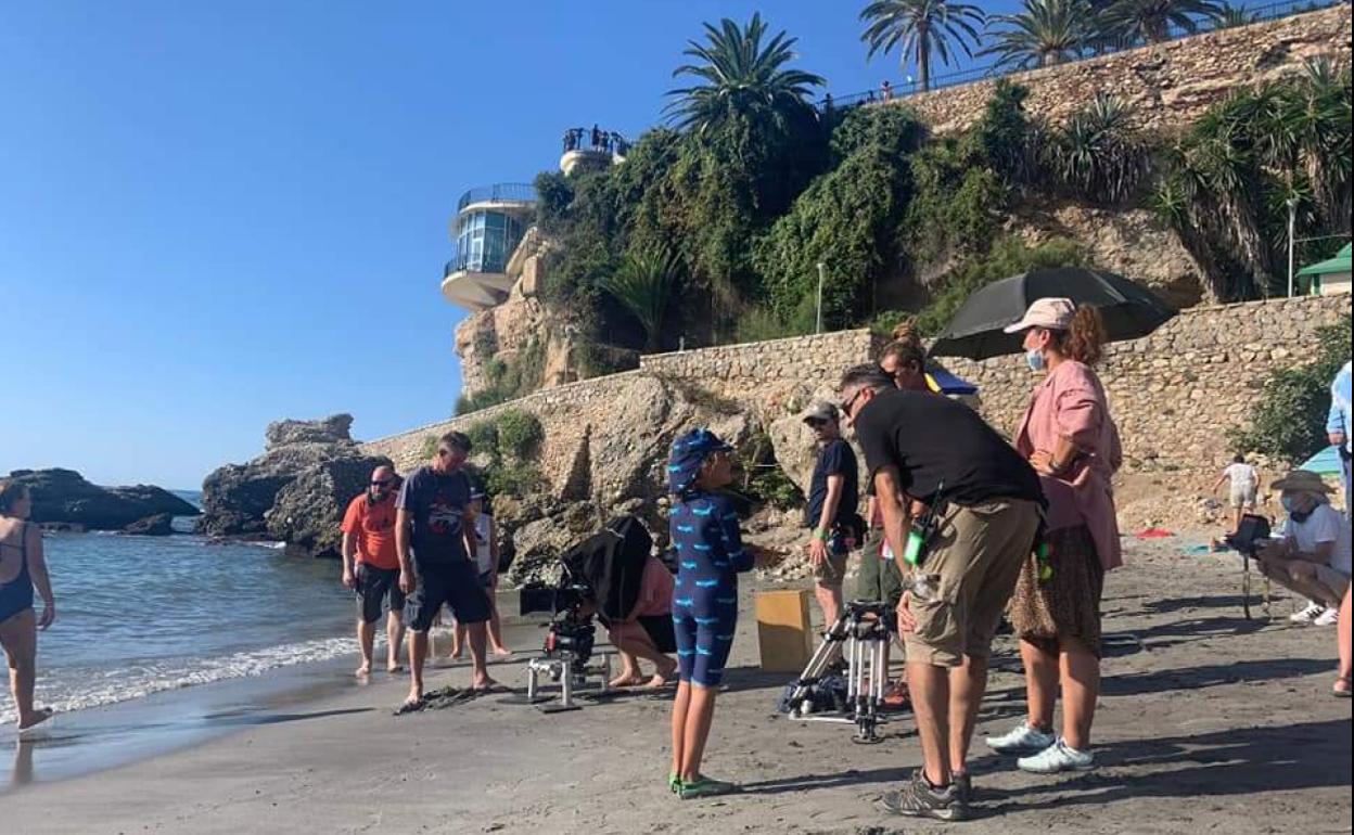 Un momento del rodaje que ha tenido lugar en la playa de Calahonda. 