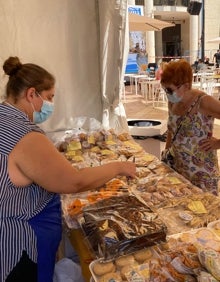 Imagen secundaria 2 - Tres imágenes del mercado instalado frente al Ayuntamiento rinconero. 