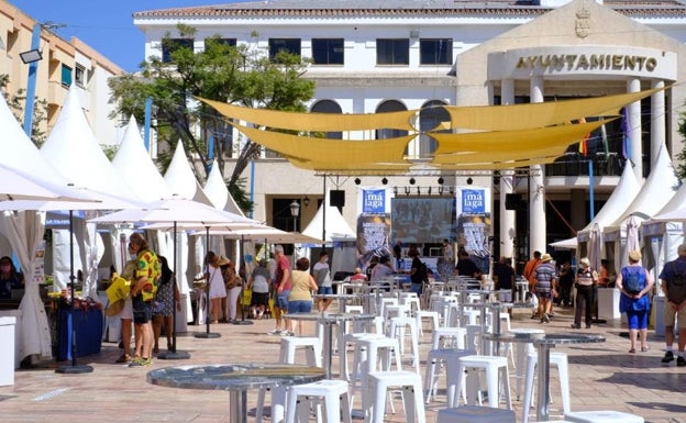 Imagen principal - Tres imágenes del mercado instalado frente al Ayuntamiento rinconero. 