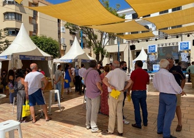 Imagen secundaria 1 - Tres imágenes del mercado instalado frente al Ayuntamiento rinconero. 