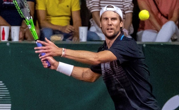 Andreas Seppi, en un golpe de derecha en el duelo de este viernes ante Davidovich en Huelva. 