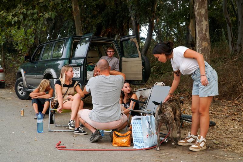 A primera hora de la mañana, la Junta eleva ha elevado a nivel 2 el plan de emergencias en Sierra Bermeja por un incendio que llega al grado E, el máximo de la catalogación del Plan Infoca. Con esta catalogación, ya se pueden solicitar la incorporación de medios extraordinarios estatales, como el caso de la UME. Así, tras la declaración del nivel 2, que implica que la dirección regional del COR asume el mando, se ha decidido reforzar el operativo con 2 FOCAS (hidroaviones) más del Estado a los 4 ya en operativo desde ayer y 1 helicóptero KAMOV. Además, se ha solicitado ya dos BRIF del Estado con 11 efectivos cada uno y un helicóptero. En total 5 medios aéreos más y 22 efectivos para el refuerzo para lograr vencer a las llamas.