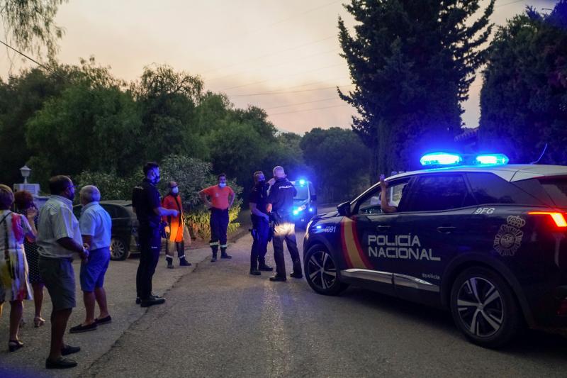 A primera hora de la mañana, la Junta eleva ha elevado a nivel 2 el plan de emergencias en Sierra Bermeja por un incendio que llega al grado E, el máximo de la catalogación del Plan Infoca. Con esta catalogación, ya se pueden solicitar la incorporación de medios extraordinarios estatales, como el caso de la UME. Así, tras la declaración del nivel 2, que implica que la dirección regional del COR asume el mando, se ha decidido reforzar el operativo con 2 FOCAS (hidroaviones) más del Estado a los 4 ya en operativo desde ayer y 1 helicóptero KAMOV. Además, se ha solicitado ya dos BRIF del Estado con 11 efectivos cada uno y un helicóptero. En total 5 medios aéreos más y 22 efectivos para el refuerzo para lograr vencer a las llamas.