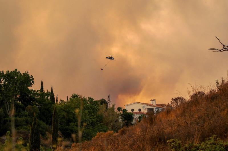 A primera hora de la mañana, la Junta eleva ha elevado a nivel 2 el plan de emergencias en Sierra Bermeja por un incendio que llega al grado E, el máximo de la catalogación del Plan Infoca. Con esta catalogación, ya se pueden solicitar la incorporación de medios extraordinarios estatales, como el caso de la UME. Así, tras la declaración del nivel 2, que implica que la dirección regional del COR asume el mando, se ha decidido reforzar el operativo con 2 FOCAS (hidroaviones) más del Estado a los 4 ya en operativo desde ayer y 1 helicóptero KAMOV. Además, se ha solicitado ya dos BRIF del Estado con 11 efectivos cada uno y un helicóptero. En total 5 medios aéreos más y 22 efectivos para el refuerzo para lograr vencer a las llamas.