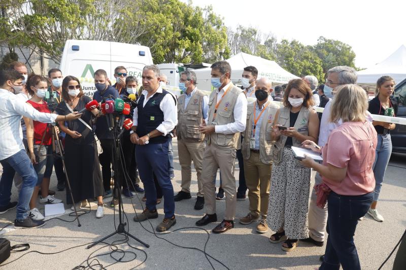 A primera hora de la mañana, la Junta eleva ha elevado a nivel 2 el plan de emergencias en Sierra Bermeja por un incendio que llega al grado E, el máximo de la catalogación del Plan Infoca. Con esta catalogación, ya se pueden solicitar la incorporación de medios extraordinarios estatales, como el caso de la UME. Así, tras la declaración del nivel 2, que implica que la dirección regional del COR asume el mando, se ha decidido reforzar el operativo con 2 FOCAS (hidroaviones) más del Estado a los 4 ya en operativo desde ayer y 1 helicóptero KAMOV. Además, se ha solicitado ya dos BRIF del Estado con 11 efectivos cada uno y un helicóptero. En total 5 medios aéreos más y 22 efectivos para el refuerzo para lograr vencer a las llamas.