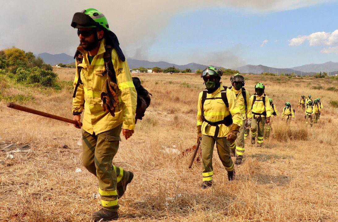 Bomberos en la zona del siniestro. 