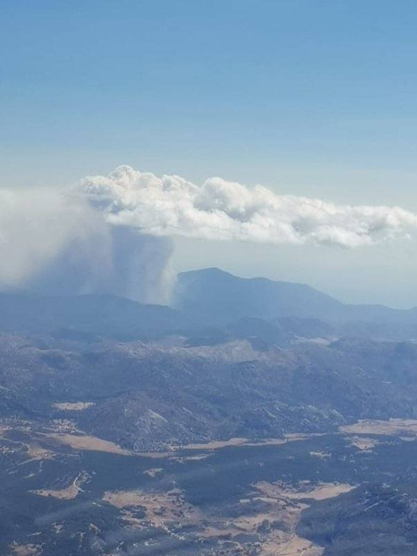 Imagen del pirocúmulo presente en la zona del incendio este viernes.