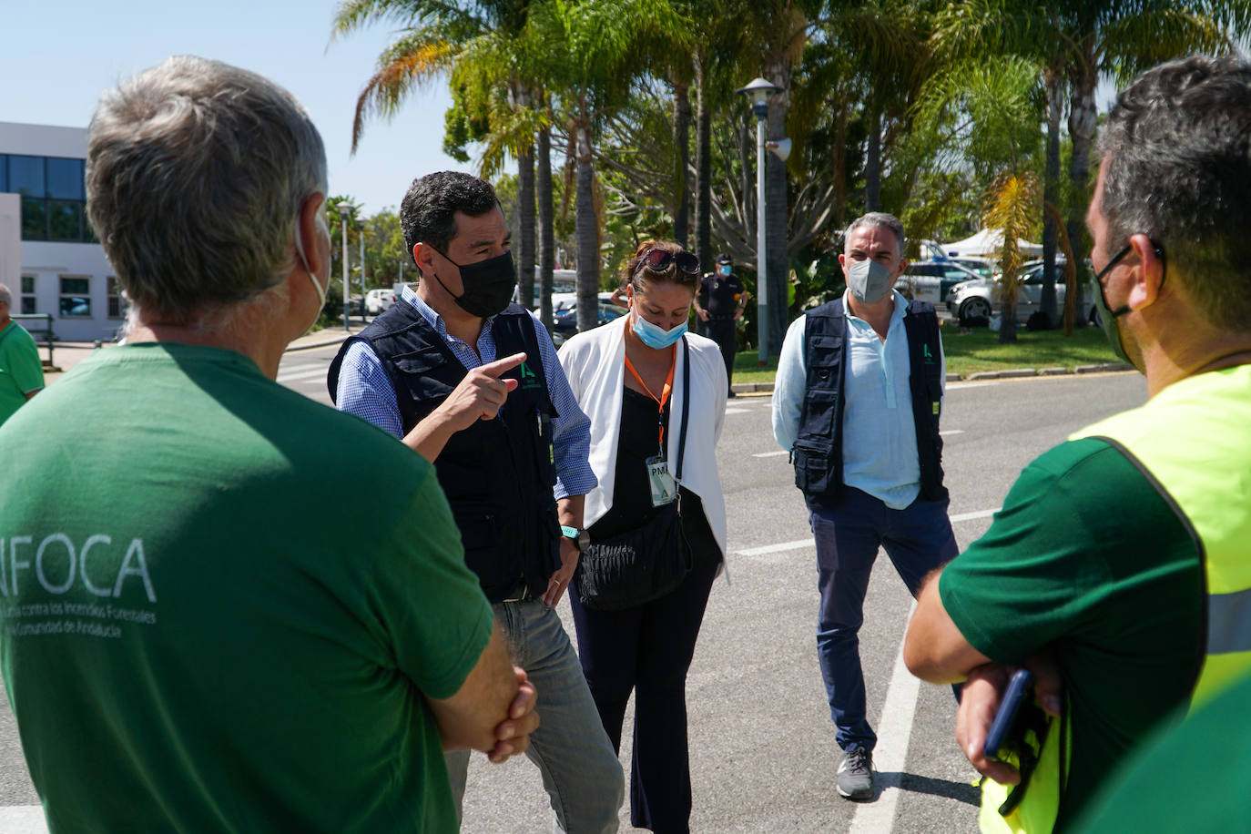 Este sábado se han movilizado 41 medios aéreos y unos 400 efectivos por tierra para luchar contra las llamas que no han afectado al pinsapar de la zona. Los nuevos desalojos elevan a 1.054 el número total de evacuados