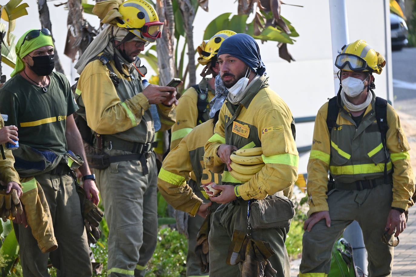 Bomberos forestales, durante los trabajos en la Sierra Bermeja este sábado, en el que el incendio sigue descontrolado