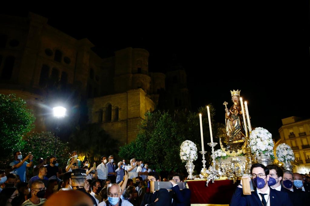 La Patrona fue trasladada desde la Catedral hasta su santuario a partir de las seis y media de la mañana en unas andas para 14 portadores