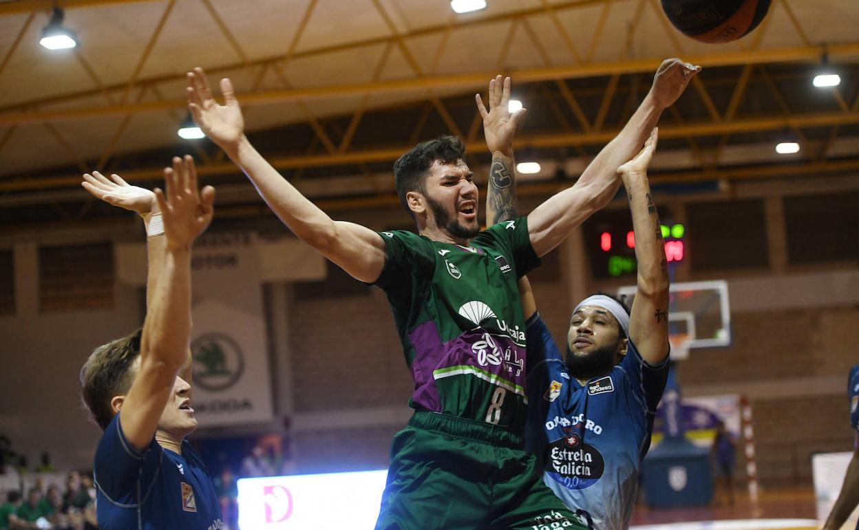 Brizuela, en una pelea con Robertson en el duelo del viernes ante el Obradoiro. 