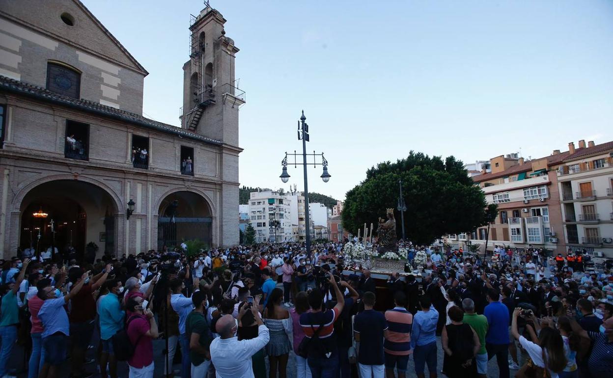 La Virgen de la Victoria ha estado arropada por numeroso público durante todo el recorrido. 