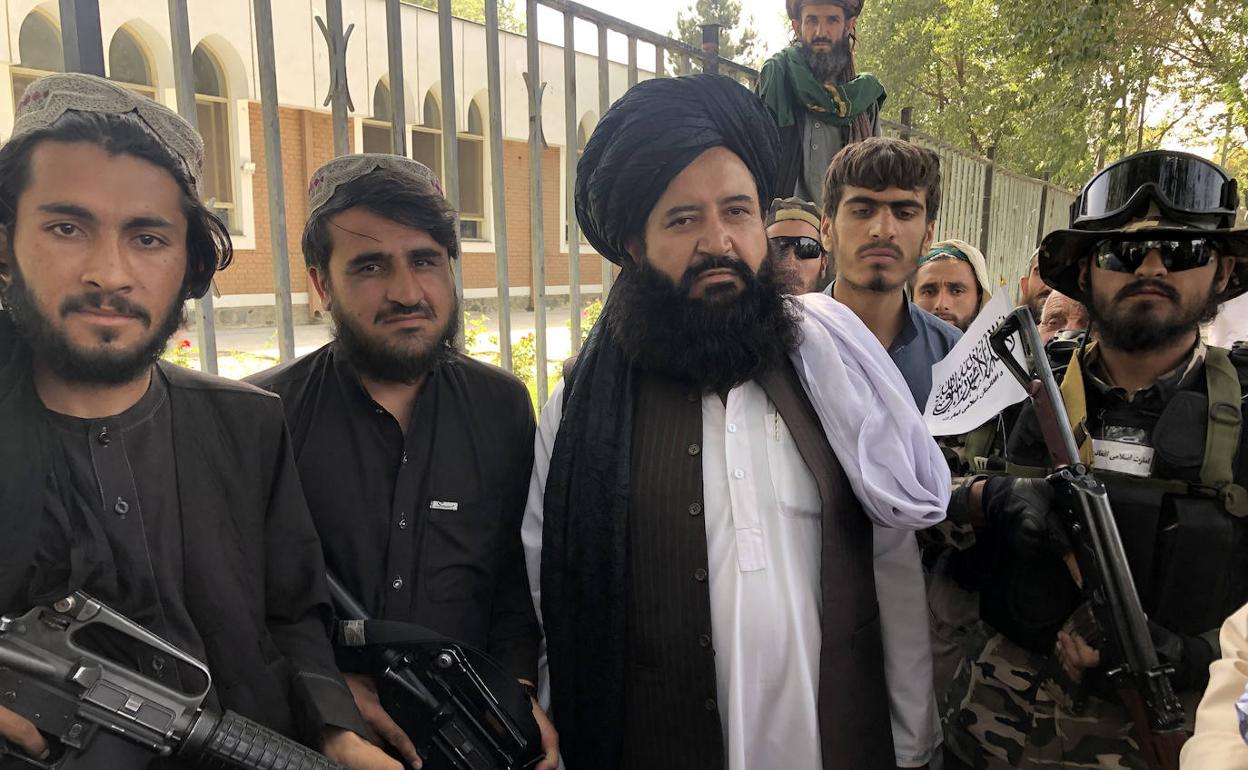l mulá Hanoun Haqqani, recién nombrado responsable municipal de Kabul, a la salida de la oración en una mezquita. 
